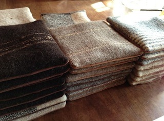 冬をたのしむ、ホームスパンのマフラーと手編みのミトン』展: 羊の布